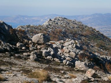 na markiranom putu između B i C, pogled na crkvicu Svetog Kuzme i Damjana
